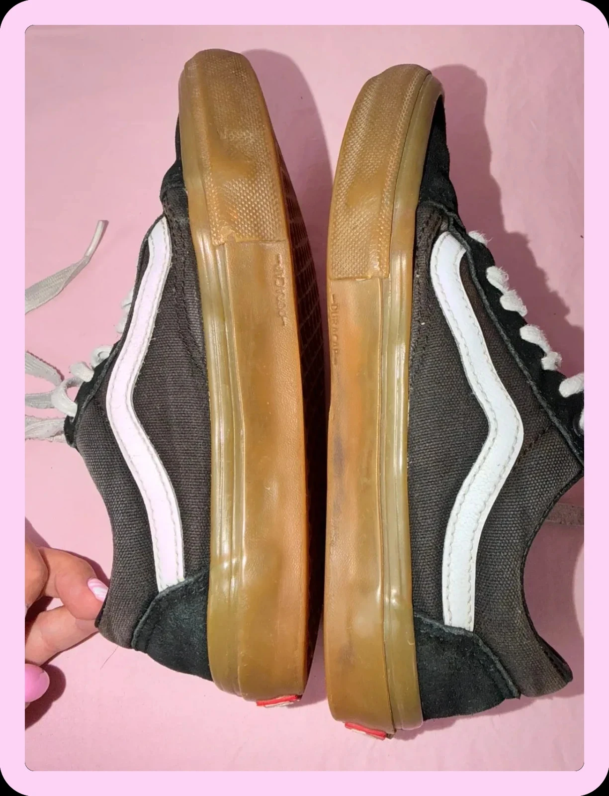 Basket Vans Old Skool negras con suela de goma. En buen estado, algunas marcas de desgaste visibles. – photo 9